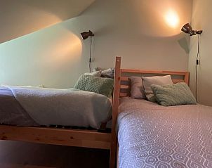 Slaapkamer met twee bedden in Huisje in Midlaren vakantiehuis in Noord Drenthe, Drenthe.