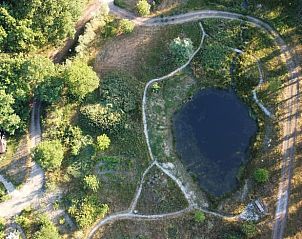 Uitzicht op de vijver en wandelpaden bij Vakantiehuisje in Midlaren, gelegen in het prachtige Noord Drenthe, Drenthe.