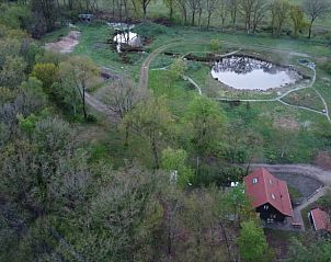 Luchtfoto van het terrein met vijver bij Vakantiehuisje in Midlaren, Noord Drenthe, Drenthe.