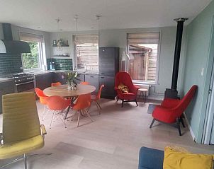 Comfortabele slaapkamer in DG588 vakantiehuis in Midlaren, Drenthe, met een tweepersoonsbed en houten vloer.