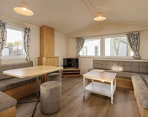 Gezellige woonkamer in chalet HU4C in Borger, Noord Drenthe, met comfortabele banken en veel natuurlijk licht.