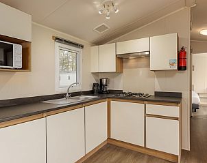 Moderne keuken in chalet HU4C in Borger, Noord Drenthe, Drenthe, met volledig uitgeruste voorzieningen voor een comfortabel verblijf.