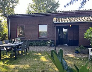 Vakantiehuis DG1879 in Borger, Noord Drenthe met sfeervol terras omgeven door groen.