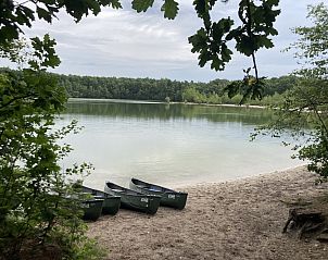 Badkamer in DG1879, Borger, Noord Drenthe met handdoekrek en rieten mand.