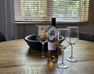 Stijlvolle woonkamer in vakantiehuis DG1879, Borger, Noord Drenthe met houten vloer.