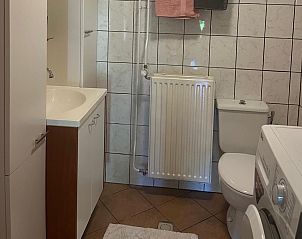 Buitenterras van DG1879 in Borger, Noord Drenthe met uitzicht op groene velden.