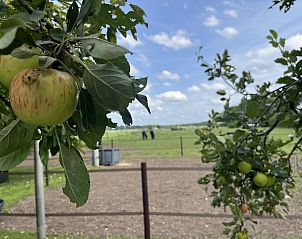 Slaapkamer in DG1879, Borger, Noord Drenthe met open kledingrek en opgemaakte bedden.