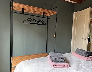 Lichte woonkamer in vakantiehuis DG1879, Borger, Noord Drenthe met moderne inrichting.