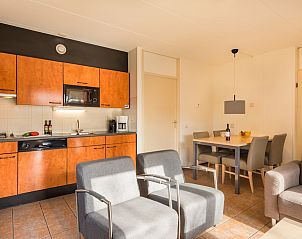 Gezellige woonkamer van bungalow H4A in Borger, Noord Drenthe met moderne keuken en eetruimte voor een comfortabel verblijf.