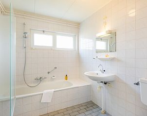 Moderne badkamer in bungalow H4A, Borger, Noord Drenthe. Ontspannen in een lichte ruimte met bad en wastafel in Drenthe.