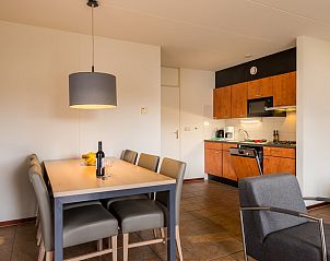 Eetkamer en keuken van bungalow H6A in Borger, Drenthe, voorzien van moderne faciliteiten.