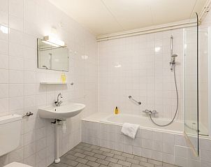 Badkamer van bungalow H6A in Borger, Drenthe met ligbad en moderne voorzieningen.