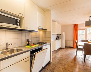 Moderne keuken en eetgedeelte in bungalow H10A, Borger, Noord Drenthe. Gezellige vakantieaccommodatie met uitzicht op de natuur.