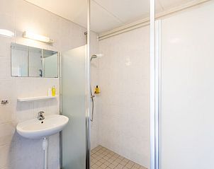 Moderne badkamer in bungalow H10A, Borger, Noord Drenthe. Ruime douche en stijlvolle wastafel voor comfort tijdens je verblijf.