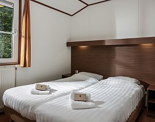 Slaapkamer in chalet LU6, Borger, Drenthe met comfortabele bedden en natuurlijk licht.