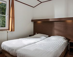 Moderne badkamer in chalet LU4K, Borger, Noord Drenthe met luxe douche en wastafel, ideaal voor ontspannen verblijf in Drenthe.
