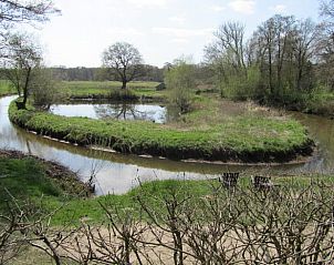 Lentezicht op de rivier nabij Vakantiehuisje in Schipborg, Noord Drenthe met groene oevers.