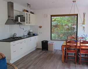 Moderne keuken in vakantiehuisje in Schipborg, Drenthe met eetruimte.