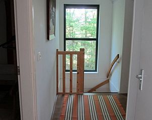 Trap met houten balustrade in vakantiehuisje in Schipborg, Noord Drenthe.