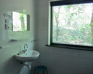 Badkamer met wastafel en uitzicht in vakantiehuisje in Schipborg, Drenthe.