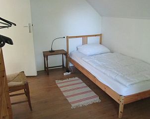 Enpersoonsbed in rustige slaapkamer van vakantiehuisje in Schipborg, Drenthe.