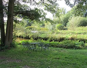 Buiten zitruimte met uitzicht op rivier bij vakantiehuisje in Schipborg, Drenthe.