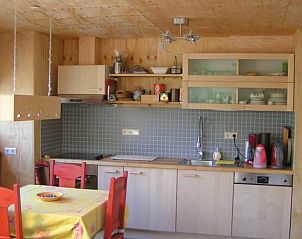 Moderne keuken in vakantiehuis in Schipborg, Noord Drenthe, met eethoek en praktische voorzieningen.