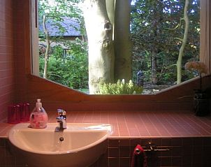 Badkamer in vakantiehuis in Schipborg, Noord Drenthe, met uitzicht op de omliggende natuur.