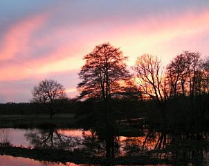 Adembenemende zonsondergang boven rivier bij vakantiehuis in Schipborg, Noord Drenthe.