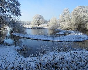Sneeuwlandschap met bevroren rivier nabij vakantiehuis in Schipborg, Noord Drenthe.