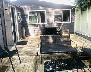 Zonnig terras bij Huisje in Schipborg, vakantiehuis in Noord Drenthe, Drenthe.