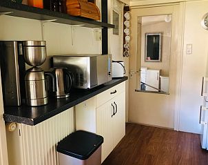 Keuken met apparatuur in Huisje in Schipborg, vakantiehuis in Noord Drenthe, Drenthe.