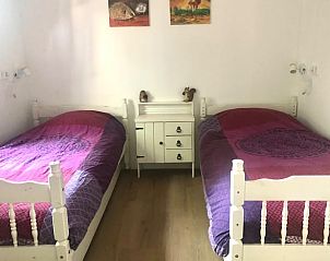 Slaapkamer met twee bedden in Huisje in Schipborg, vakantiehuis in Noord Drenthe.