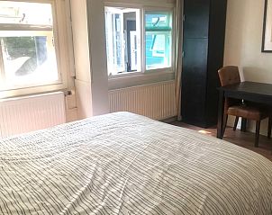 Hoofdslaapkamer met veel licht in Huisje in Schipborg, vakantiehuis in Noord Drenthe.