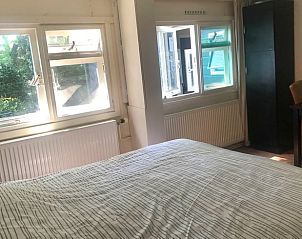 Slaapkamer met uitzicht in Huisje in Schipborg, vakantiehuis in Noord Drenthe, Drenthe.