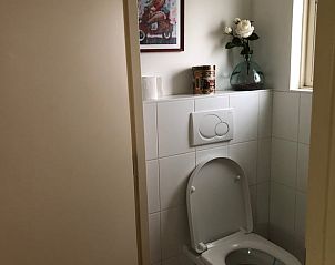 Toilet met decoratie in Huisje in Schipborg, vakantieaccommodatie in Noord Drenthe.