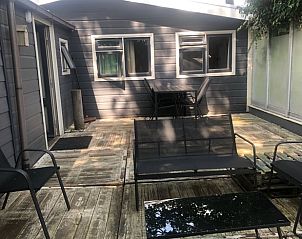 Terras met zitplaatsen in Huisje in Schipborg, vakantiehuis in Noord Drenthe, Drenthe.