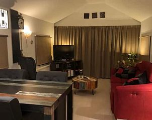 Sfeervolle avondverlichting in de woonkamer van het vakantiehuisje in Schipborg, Noord Drenthe.