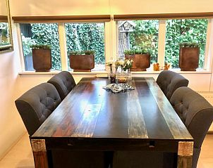 Eetkamer in vakantiehuisje Schipborg, Noord Drenthe, met uitzicht op de tuin.