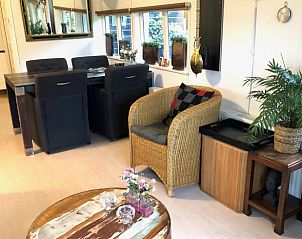 Comfortabele woonkamer van vakantiehuisje in Schipborg, Noord Drenthe, met zitplek.