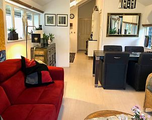 Interieur van vakantiehuisje in Schipborg, Noord Drenthe, met moderne meubels.