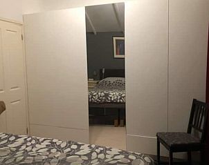 Slaapkamer met spiegelkast in vakantiehuisje Schipborg, Noord Drenthe.