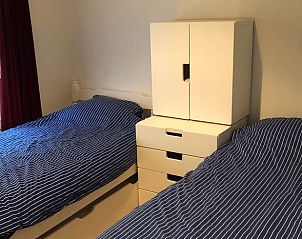 Tweepersoonsslaapkamer in vakantiehuisje Schipborg, Noord Drenthe, met moderne inrichting.