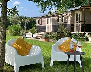 Gezellige buitenzitjes bij Huisje in Schipborg, vakantieaccommodatie in Noord Drenthe, genieten van de zon.