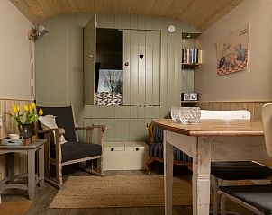 Knusse binnenruimte van Huisje in Schipborg, vakantieaccommodatie in Drenthe, met houten interieur.