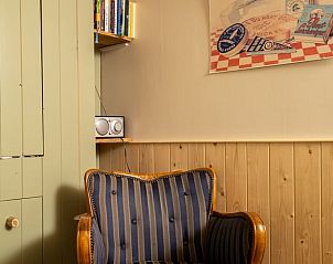 Gezellige leeshoek in Huisje in Schipborg, vakantiehuis in Noord Drenthe, met comfortabele stoel.