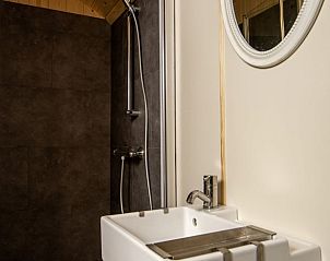 Moderne badkamer in Huisje in Schipborg, vakantiehuis in Noord Drenthe, met douche en wastafel.