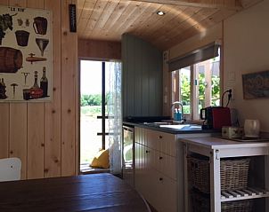 Huisje in Schipborg, vakantieaccommodatie in Drenthe, met volledig uitgeruste keuken en eetruimte.