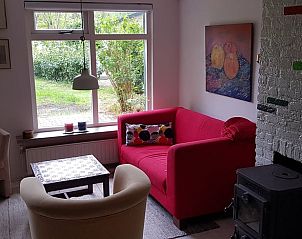 Knusse woonkamer van Vakantiehuisje in Schipborg met kleurrijke inrichting, Noord Drenthe, Drenthe.