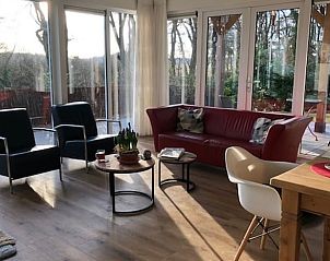 Gezellige woonkamer van Vakantiehuisje in Schipborg, Noord Drenthe, met veel lichtinval.